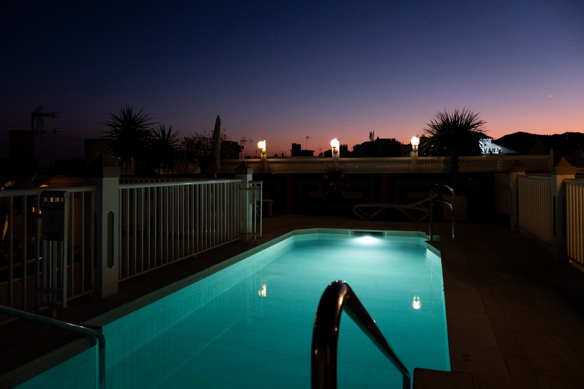 hotel puerta del mar picina nocturna